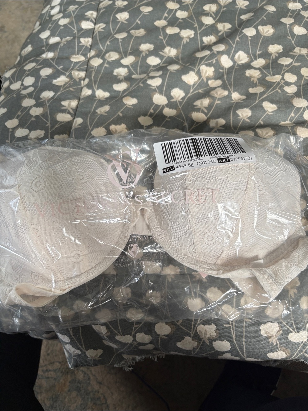 7️⃣0️⃣9️⃣ Victoria's Secret Lace Molded Bra - Ivory/Light Pink Trim